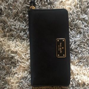 SOLD ON DEPOP Black Kate Spade zip wallet